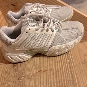 K-Swiss girl’s white Varsity tennis shoes